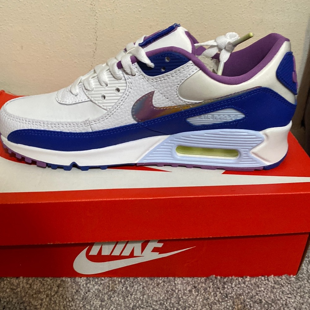 BRAND NEW! NEVER BEEN WORN, Nike Air Max 90 SE, WMNS 9.5, White, Purple, Blue
